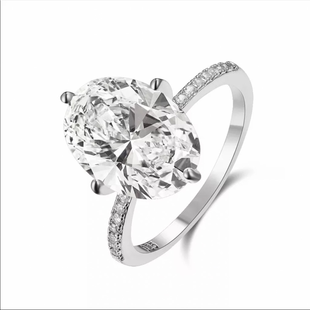 New Women’s ring in size 8